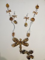 Juego de collar y aretes con libelula